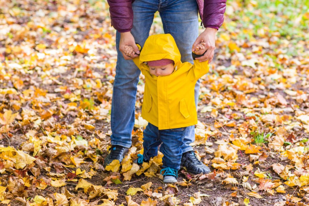 Φθινοπωρινές βόλτες με το μωρό: Τι να προσέξετε στις αλλαγές του καιρού