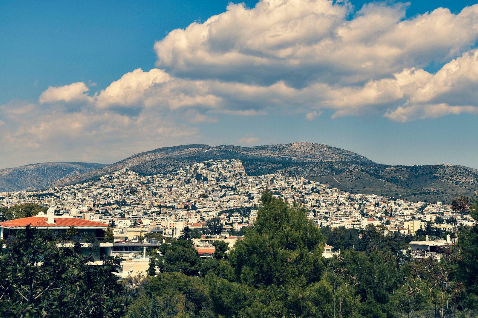 Βραχυχρόνια μίσθωση vs μακροχρόνια μίσθωση: Πώς αλλάζει η αγορά κατοικίας στην Ελλάδα;