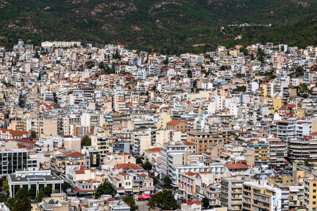 Γιατί οι νέοι στην Ελλάδα δυσκολεύονται να φύγουν από το πατρικό τους σπίτι;