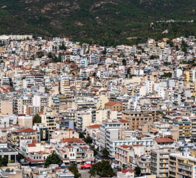 Γιατί οι νέοι στην Ελλάδα δυσκολεύονται να φύγουν από το πατρικό τους σπίτι;