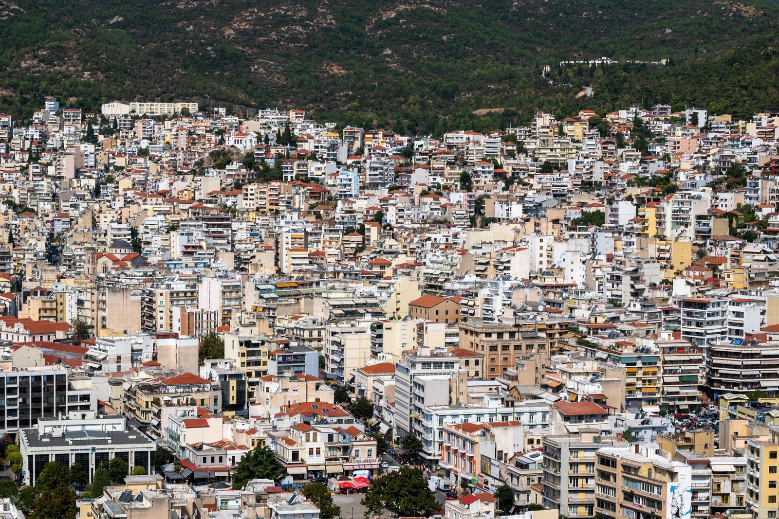 Γιατί οι νέοι στην Ελλάδα δυσκολεύονται να φύγουν από το πατρικό τους σπίτι;
