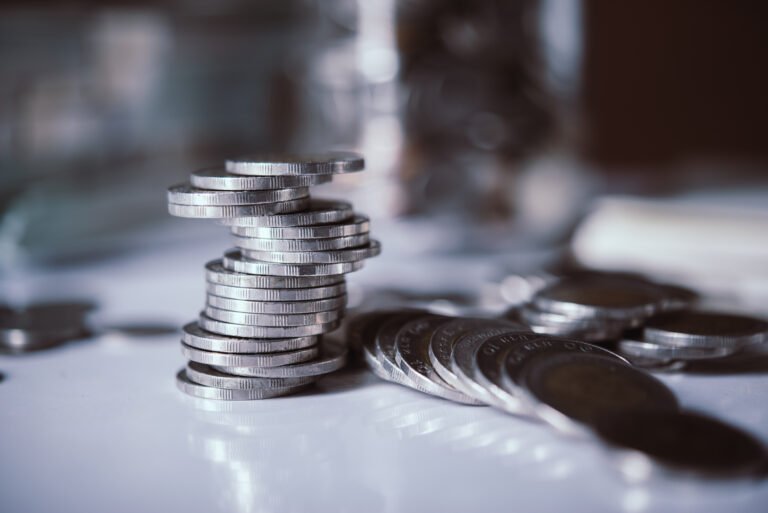 Τραπεζικές προμήθειες: Για ποιες συναλλαγές πληρώνουμε και γιατί;